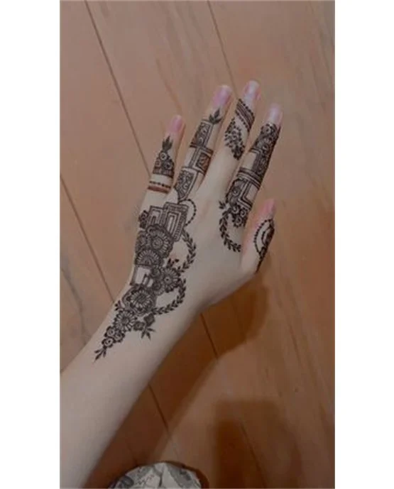 Spiral Droplet Trail On Finger Mehndi Design
